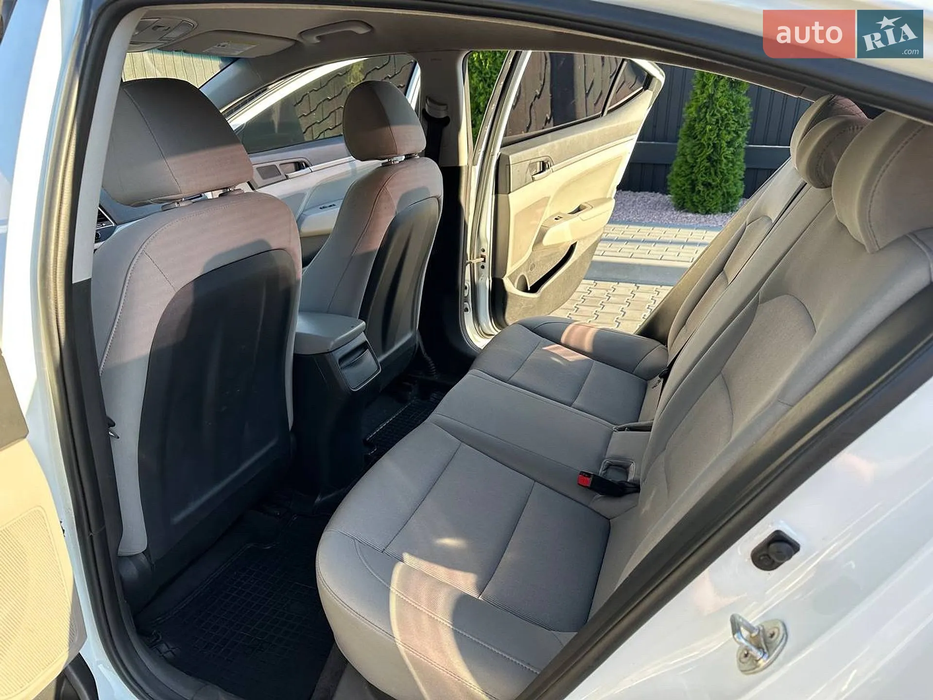 2017 Hyundai Elantra - мініатюра 28