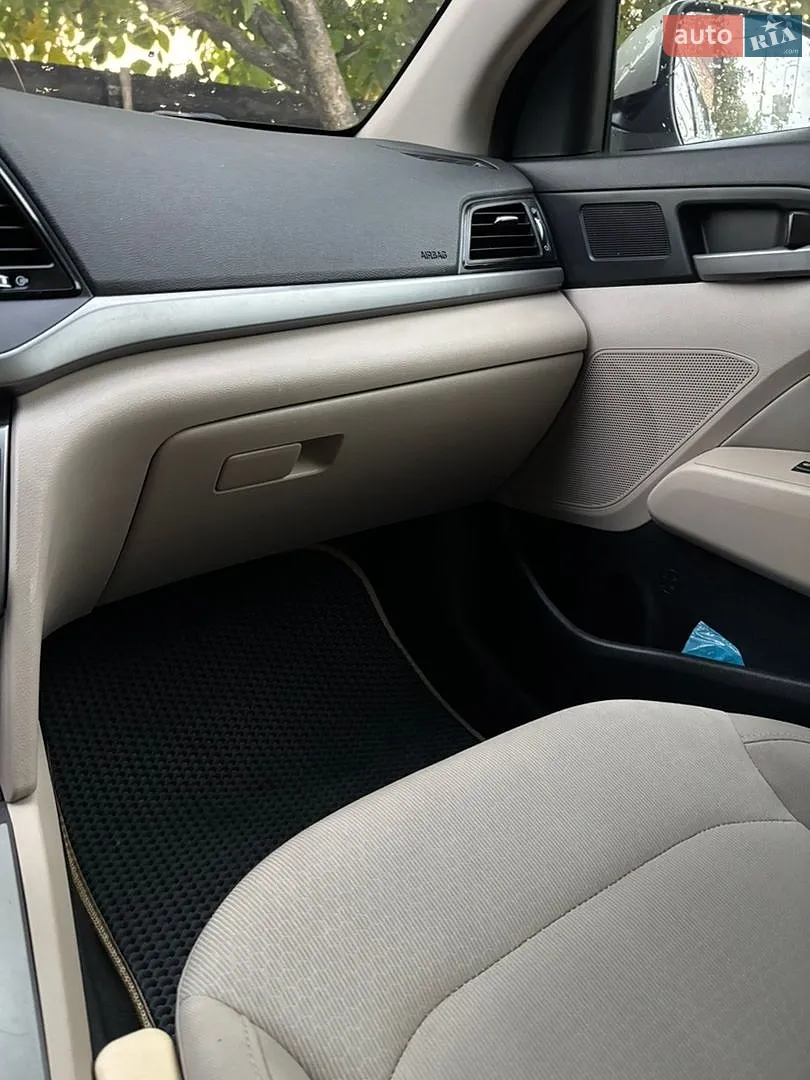 2016 Hyundai Elantra - мініатюра 19