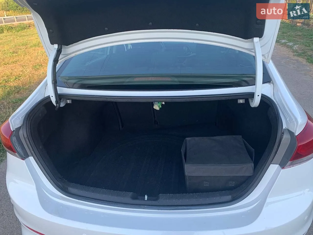 2018 Hyundai Elantra - мініатюра 31