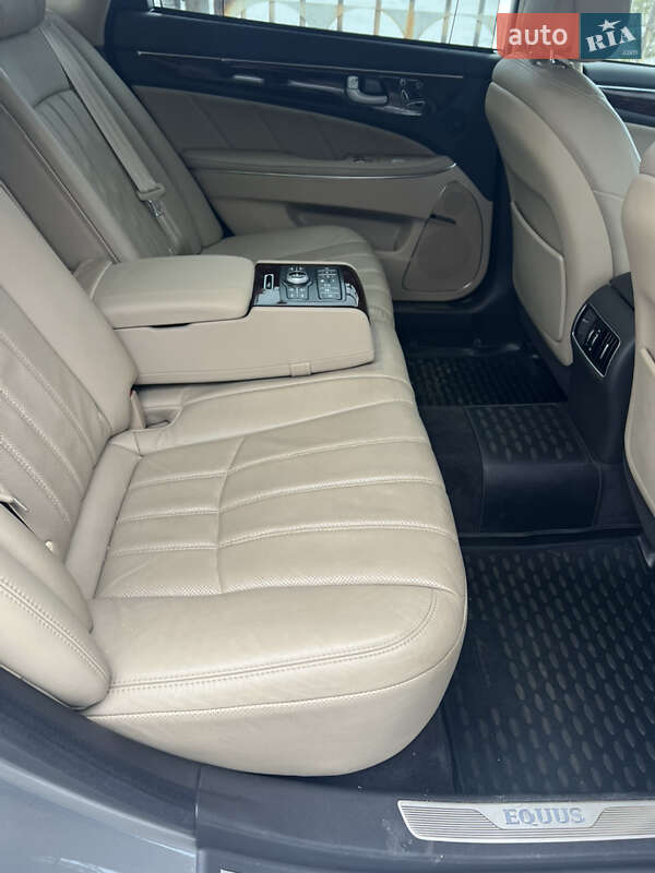 Седан Hyundai Equus 2012 в Кременчуці