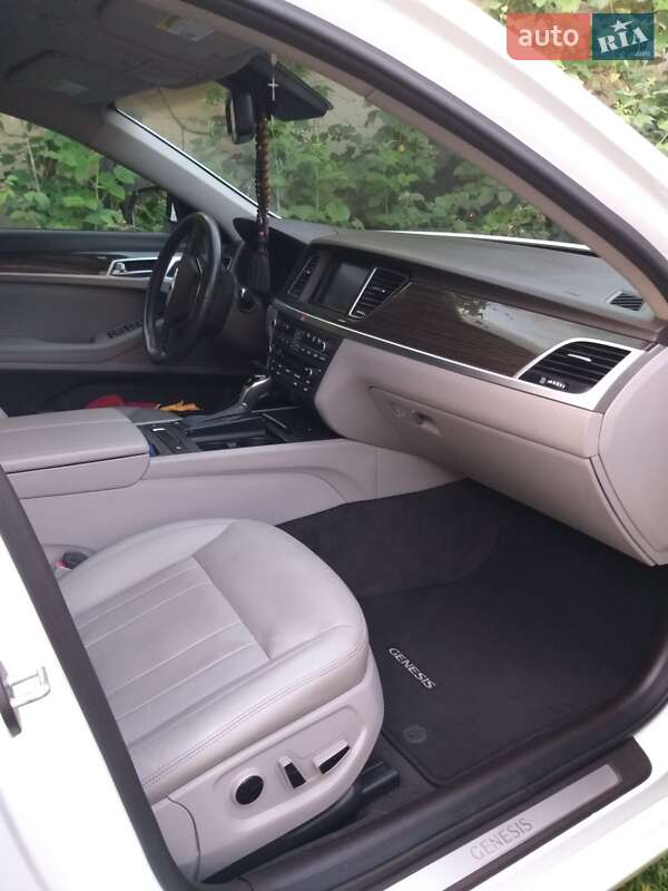 Седан Hyundai Genesis 2015 в Ужгороде