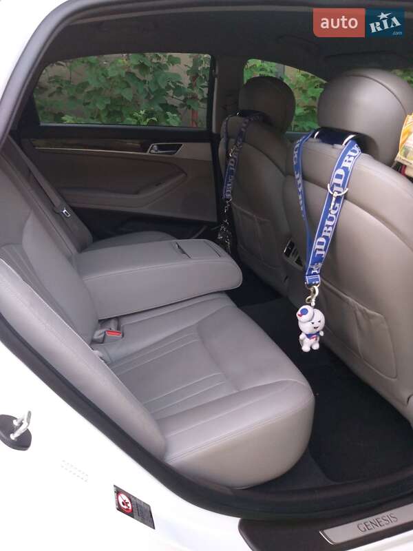 Седан Hyundai Genesis 2015 в Ужгороде