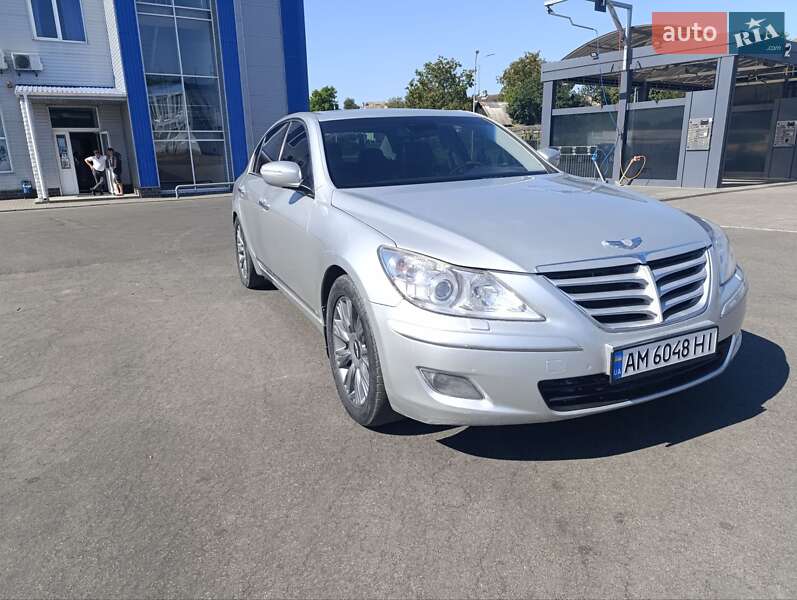 Седан Hyundai Genesis 2008 в Малине
