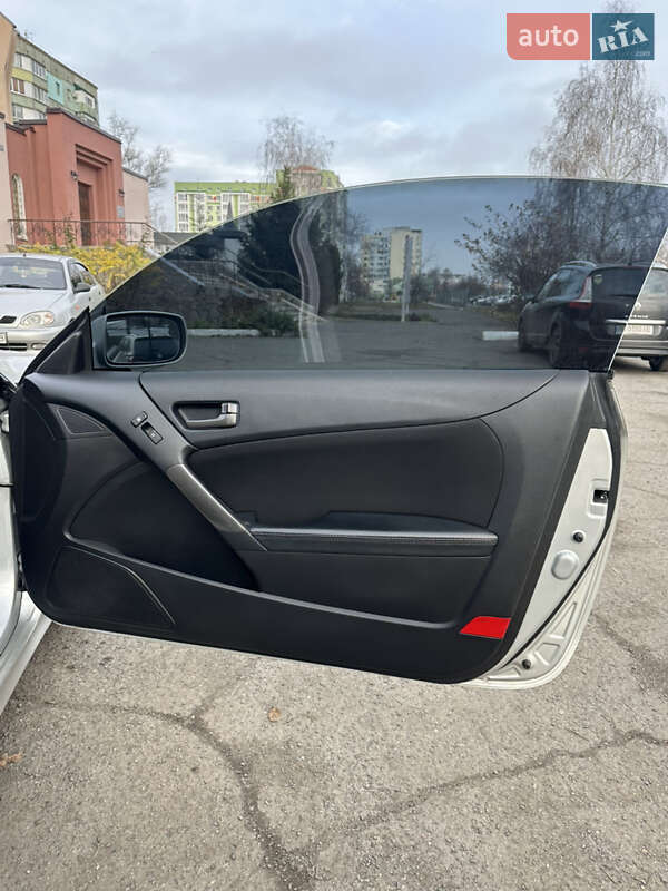 Купе Hyundai Genesis 2013 в Полтаві