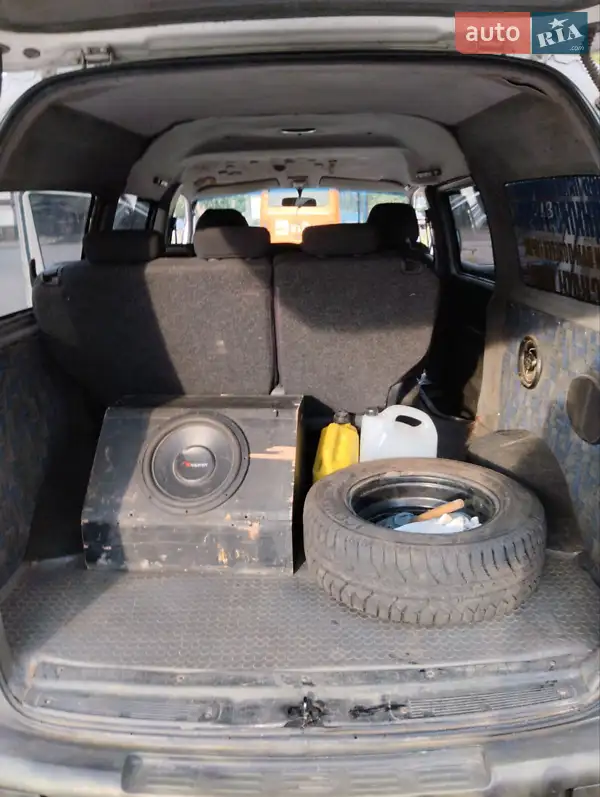 Hyundai H-1 2001 VIN KMJWVH7FP1U260473 фото оголошення 8 з 48