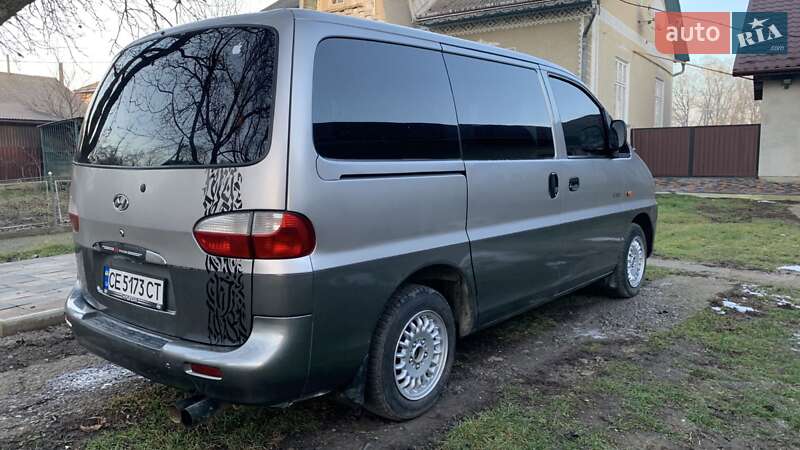 Вантажопасажирський фургон Hyundai H-1 2004 в Чернівцях
