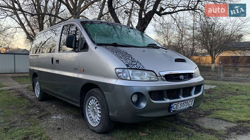 Вантажопасажирський фургон Hyundai H-1 2004 в Чернівцях