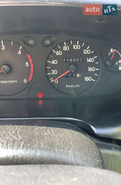 Вантажопасажирський фургон Hyundai H-1 2000 в 
