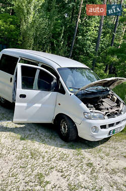 Вантажопасажирський фургон Hyundai H-1 2000 в 