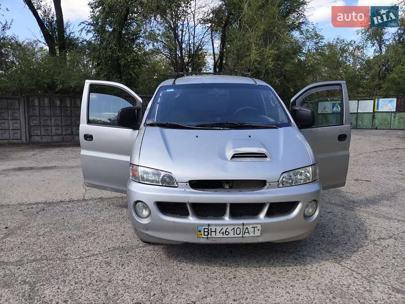 Hyundai H-1 2001