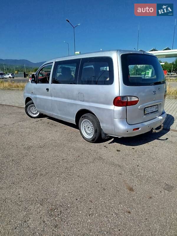 Минивэн Hyundai H-1 2002 в Тячеве