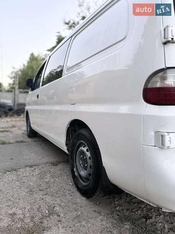 Вантажний фургон Hyundai H-1 2005 в Одесі