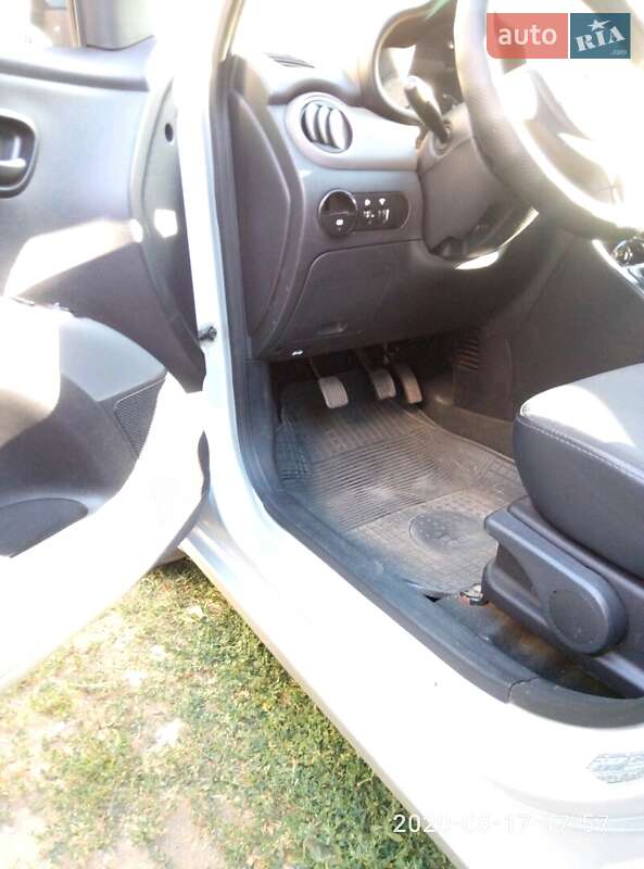 Хэтчбек Hyundai i10 2008 в Долинской