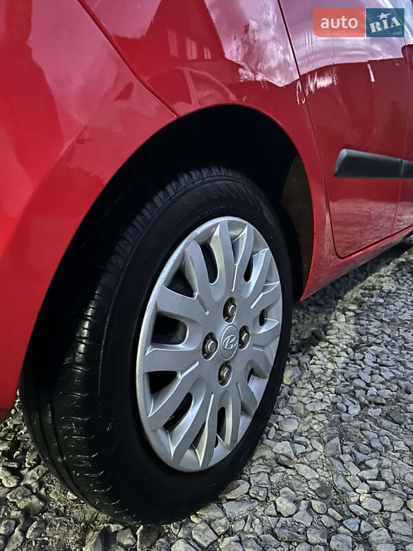 Хэтчбек Hyundai i10 2010 в Рахове