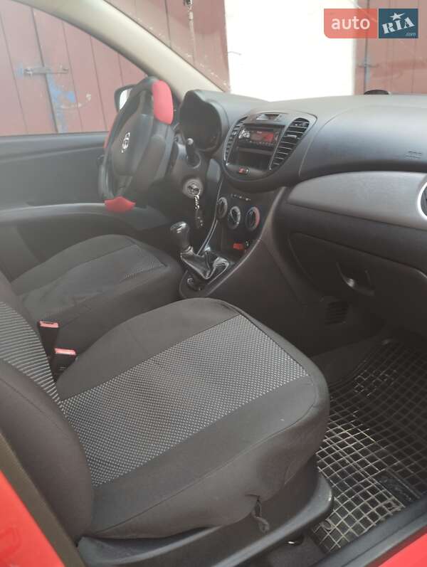 Хэтчбек Hyundai i10 2011 в Костополе