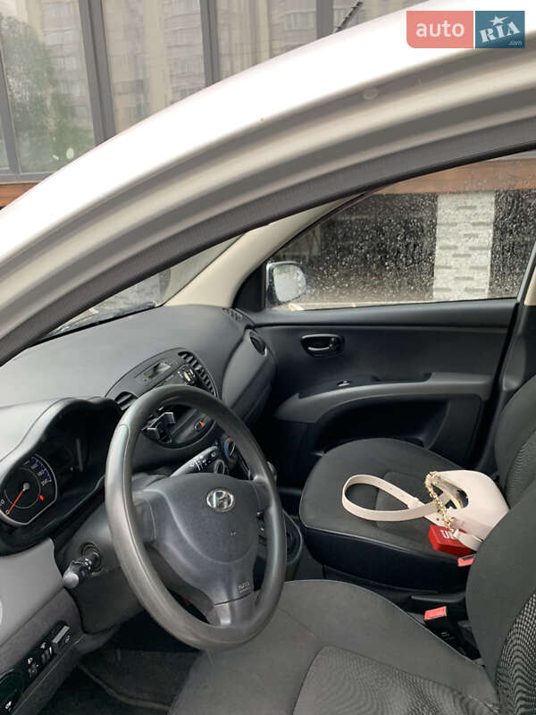 Хэтчбек Hyundai i10 2011 в Киеве