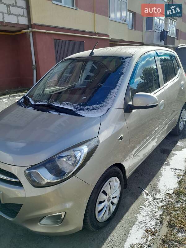 Хэтчбек Hyundai i10 2012 в 