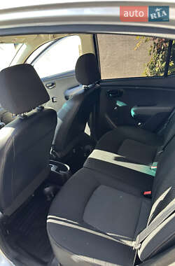 Хэтчбек Hyundai i10 2011 в 