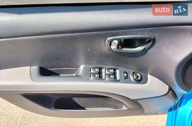 Хэтчбек Hyundai i10 2010 в 