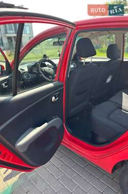 Хэтчбек Hyundai i10 2009 в 