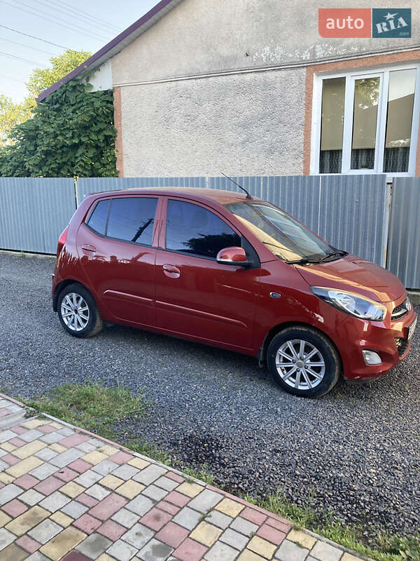 Хэтчбек Hyundai i10 2012 в 