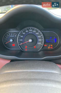 Хэтчбек Hyundai i10 2012 в 