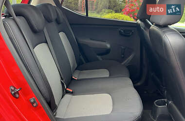 Хэтчбек Hyundai i10 2010 в 