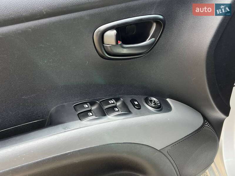 Хэтчбек Hyundai i10 2013 в Софиевской Борщаговке