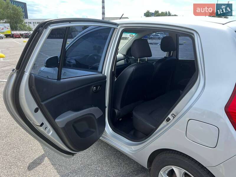 Хэтчбек Hyundai i10 2013 в Софиевской Борщаговке