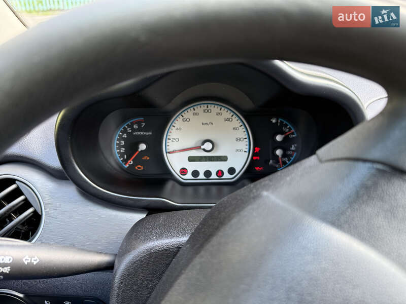 Хэтчбек Hyundai i10 2008 в Киеве