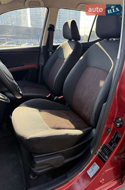 Хэтчбек Hyundai i10 2012 в 