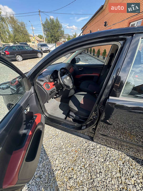 Хэтчбек Hyundai i10 2011 в Дергачах