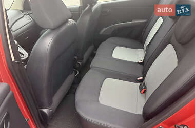 Хэтчбек Hyundai i10 2010 в 