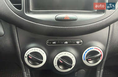 Хэтчбек Hyundai i10 2010 в 