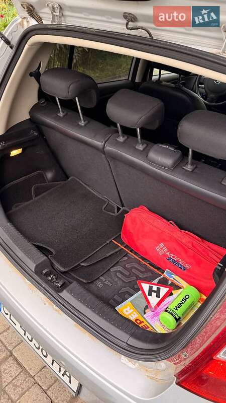 Хэтчбек Hyundai i10 2012 в Черновцах