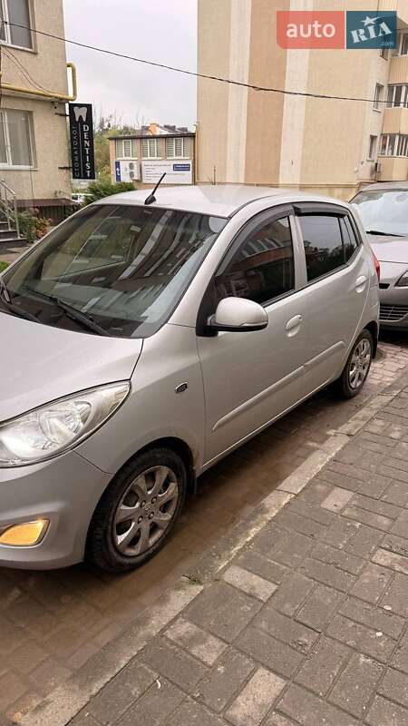 Хэтчбек Hyundai i10 2012 в Черновцах