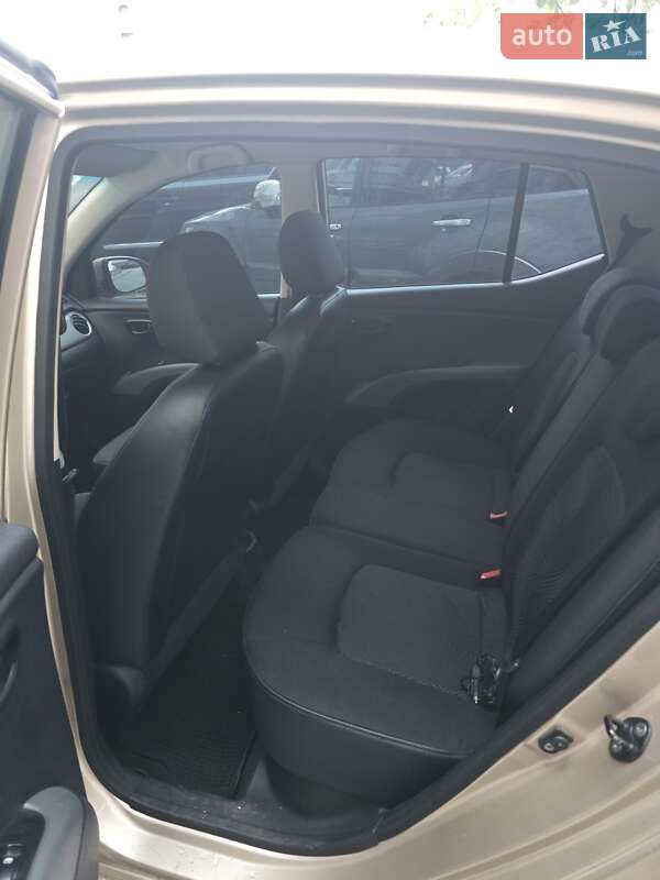 Хетчбек Hyundai i10 2011 в Києві