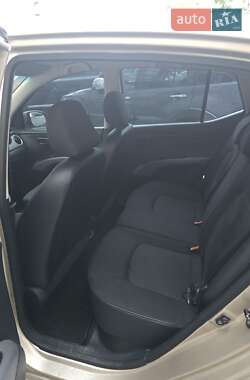 Хэтчбек Hyundai i10 2011 в 