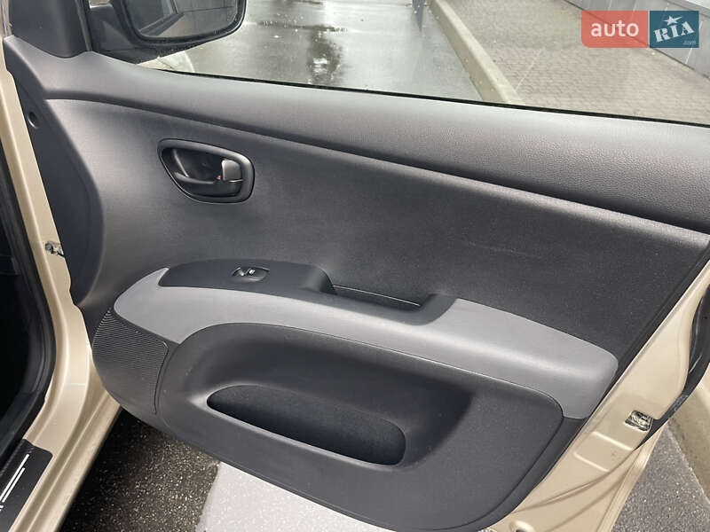 Хэтчбек Hyundai i10 2009 в Киеве