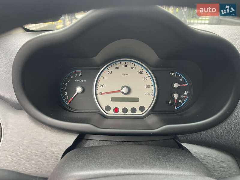 Хэтчбек Hyundai i10 2009 в Киеве