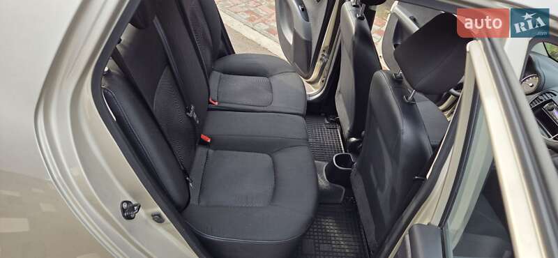 Хэтчбек Hyundai i10 2013 в Кривом Роге фото 27 Хэтчбек Hyundai i10 2013 в Кривом Роге