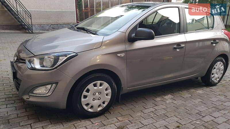 Хэтчбек Hyundai i20 2012 в Черновцах
