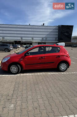 Хэтчбек Hyundai i20 2009 в 