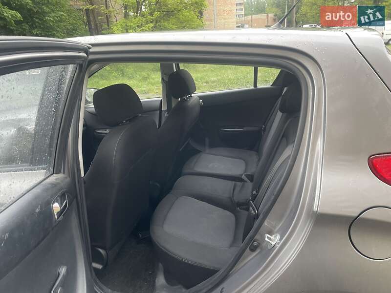 Хэтчбек Hyundai i20 2012 в Киеве