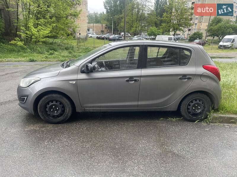 Хэтчбек Hyundai i20 2012 в Киеве
