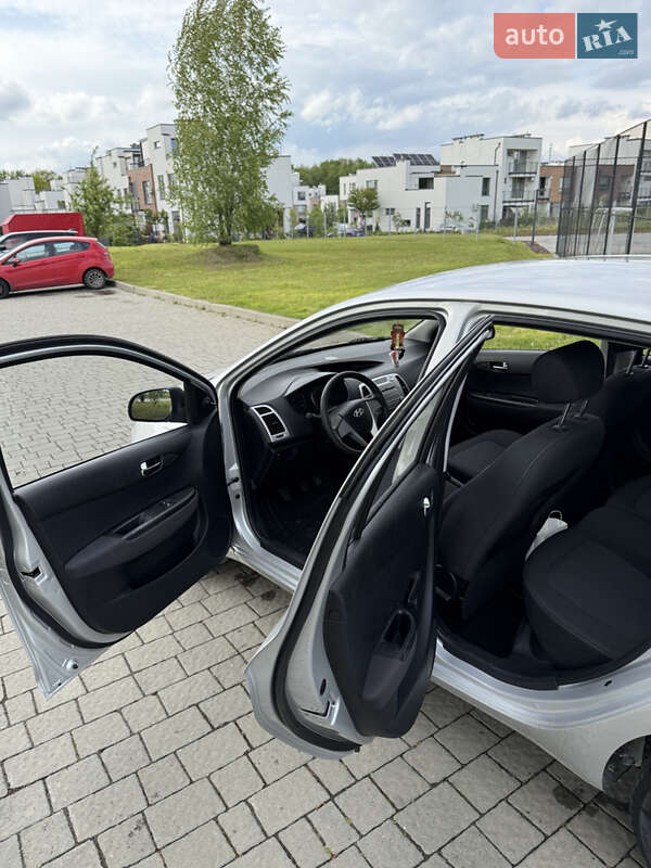Хетчбек Hyundai i20 2011 в Пустомитах
