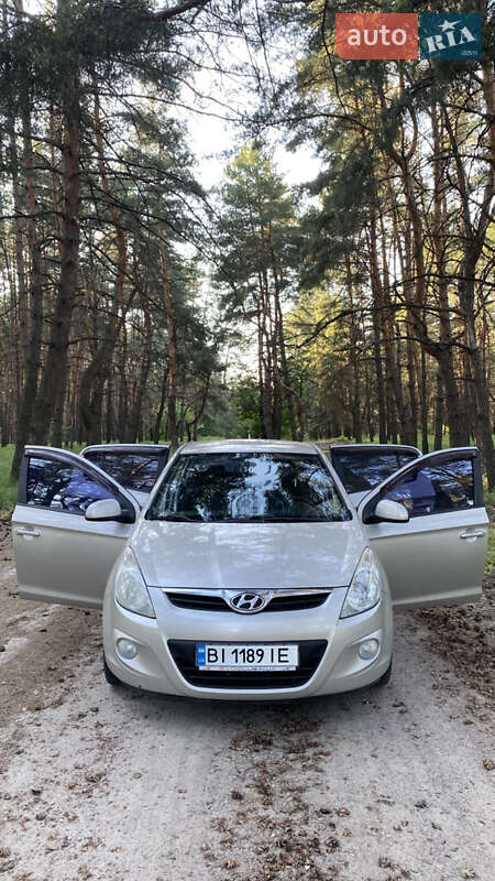 Хэтчбек Hyundai i20 2010 в 