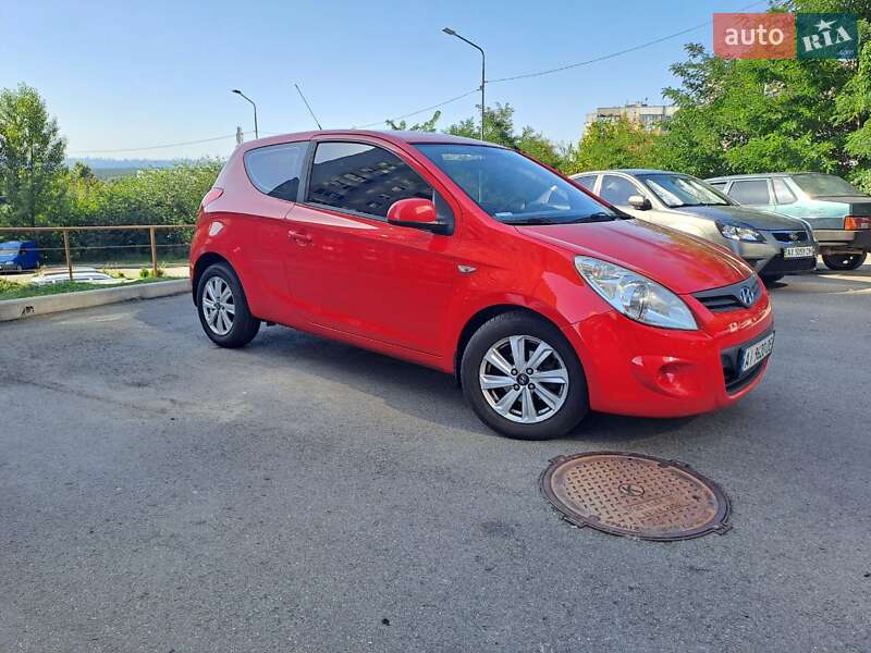 Хэтчбек Hyundai i20 2012 в 