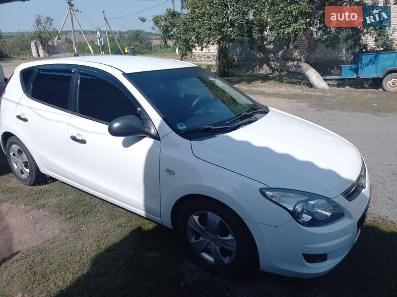 Хетчбек Hyundai i30 2010 в 