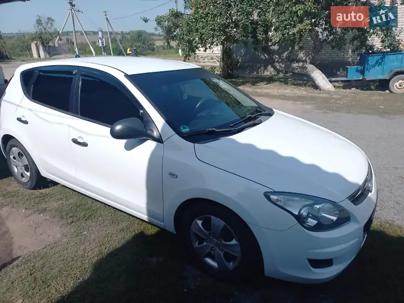 Хетчбек Hyundai i30 2010 в 